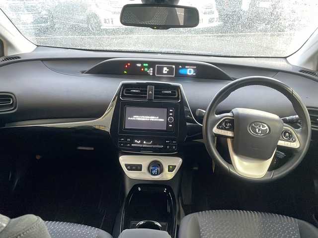 トヨタ プリウス Sセーフティプラス 新潟県 2018(平30)年 6.1万km アティチュードブラックマイカ 4WD/純正ナビ:NSZT-W66T/レーダークルーズコントロール/衝突軽減システム/前後コーナーセンサー/パーキングアシスト/レーンキ―プアシスト/ETC/ステアリングスイッチ/取扱説明書/保証書