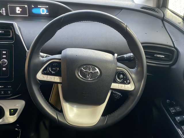 トヨタ プリウス Sセーフティプラス 新潟県 2018(平30)年 6.1万km アティチュードブラックマイカ 4WD/純正ナビ:NSZT-W66T/レーダークルーズコントロール/衝突軽減システム/前後コーナーセンサー/パーキングアシスト/レーンキ―プアシスト/ETC/ステアリングスイッチ/取扱説明書/保証書