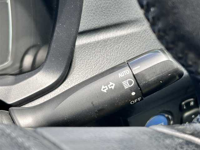 トヨタ カローラ アクシオ ハイブリッドG 愛知県 2016(平28)年 7.7万km ホワイトパールクリスタルシャイン 社外ナビ（AM/FM/CD/DVD/BT）/バックカメラ/オートハイビーム/ETC/レーンディパーチャーアラート/LEDヘッドランプ/純正フロアマット/ステアリングスイッチ/ドアバイザー/スマートキー/取説/保証書