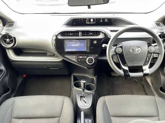 トヨタ アクア S スタイルブラック 徳島県 2018(平30)年 3.9万km シルバーM 純正7インチSDナビ/（Bluetooth/フルセグTV/CD/DVD/AM/FM）/バックカメラ/クリアランスソナー/オートライト/ステアリングリモコン/オートエアコン/ETC/純正ホイールキャップ/純正フロアマット/プッシュスタート/スマートキー/スペアキー
