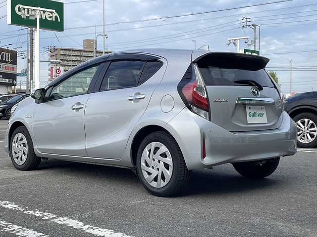 トヨタ アクア S スタイルブラック 徳島県 2018(平30)年 3.9万km シルバーM 純正7インチSDナビ/（Bluetooth/フルセグTV/CD/DVD/AM/FM）/バックカメラ/クリアランスソナー/オートライト/ステアリングリモコン/オートエアコン/ETC/純正ホイールキャップ/純正フロアマット/プッシュスタート/スマートキー/スペアキー