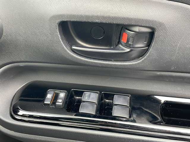 トヨタ アクア S スタイルブラック 徳島県 2018(平30)年 3.9万km シルバーM 純正7インチSDナビ/（Bluetooth/フルセグTV/CD/DVD/AM/FM）/バックカメラ/クリアランスソナー/オートライト/ステアリングリモコン/オートエアコン/ETC/純正ホイールキャップ/純正フロアマット/プッシュスタート/スマートキー/スペアキー