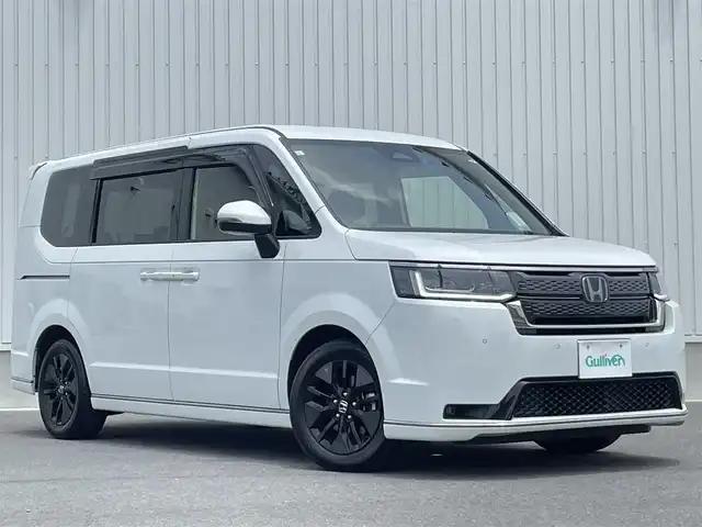 ホンダ ステップワゴン スパーダ eHEV 群馬県 2023(令5)年 2.4万km プラチナホワイトパール HondaSENSING/・衝突軽減ブレーキ/・先行車発信お知らせ機能/・路外逸脱抑制機能/・車線維持支援機能/・標識認識支援機能/・アダプティブクルーズコントロール/・ブラインドスポットインフォメーション/純正9インチナビ/（CD/DVD/ipod/Bluetooth/フルセグ）/10.1インチフリップダウンモニター/ＡｎｄｒｏｉｄＡｕｔｏ対応/ＡｐｐｌｅＣａｒＰｌａｙ対応/バックカメラ/両側パワースライドドア/パワーバックドア/ハーフレザーシート/プッシュスタート/アイドリングストップ/前席シートヒーター/ダブルエアコン/オートライト/ETC/前方ドライブレコーダー/ステアリングスイッチ/ドアバイザー/純正フロアマット/純正16インチAW/F/Rコーナーセンサー/保証書/取扱説明書/スペアキー×1