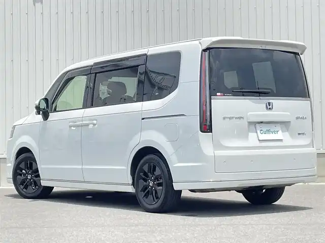ホンダ ステップワゴン スパーダ eHEV 群馬県 2023(令5)年 2.4万km プラチナホワイトパール HondaSENSING/・衝突軽減ブレーキ/・先行車発信お知らせ機能/・路外逸脱抑制機能/・車線維持支援機能/・標識認識支援機能/・アダプティブクルーズコントロール/・ブラインドスポットインフォメーション/純正9インチナビ/（CD/DVD/ipod/Bluetooth/フルセグ）/10.1インチフリップダウンモニター/ＡｎｄｒｏｉｄＡｕｔｏ対応/ＡｐｐｌｅＣａｒＰｌａｙ対応/バックカメラ/両側パワースライドドア/パワーバックドア/ハーフレザーシート/プッシュスタート/アイドリングストップ/前席シートヒーター/ダブルエアコン/オートライト/ETC/前方ドライブレコーダー/ステアリングスイッチ/ドアバイザー/純正フロアマット/純正16インチAW/F/Rコーナーセンサー/保証書/取扱説明書/スペアキー×1