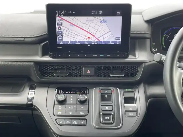ホンダ ステップワゴン スパーダ eHEV 群馬県 2023(令5)年 2.4万km プラチナホワイトパール HondaSENSING/・衝突軽減ブレーキ/・先行車発信お知らせ機能/・路外逸脱抑制機能/・車線維持支援機能/・標識認識支援機能/・アダプティブクルーズコントロール/・ブラインドスポットインフォメーション/純正9インチナビ/（CD/DVD/ipod/Bluetooth/フルセグ）/10.1インチフリップダウンモニター/ＡｎｄｒｏｉｄＡｕｔｏ対応/ＡｐｐｌｅＣａｒＰｌａｙ対応/バックカメラ/両側パワースライドドア/パワーバックドア/ハーフレザーシート/プッシュスタート/アイドリングストップ/前席シートヒーター/ダブルエアコン/オートライト/ETC/前方ドライブレコーダー/ステアリングスイッチ/ドアバイザー/純正フロアマット/純正16インチAW/F/Rコーナーセンサー/保証書/取扱説明書/スペアキー×1