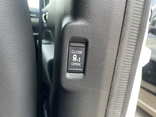 ホンダ ステップワゴン スパーダ eHEV 群馬県 2023(令5)年 2.4万km プラチナホワイトパール HondaSENSING/・衝突軽減ブレーキ/・先行車発信お知らせ機能/・路外逸脱抑制機能/・車線維持支援機能/・標識認識支援機能/・アダプティブクルーズコントロール/・ブラインドスポットインフォメーション/純正9インチナビ/（CD/DVD/ipod/Bluetooth/フルセグ）/10.1インチフリップダウンモニター/ＡｎｄｒｏｉｄＡｕｔｏ対応/ＡｐｐｌｅＣａｒＰｌａｙ対応/バックカメラ/両側パワースライドドア/パワーバックドア/ハーフレザーシート/プッシュスタート/アイドリングストップ/前席シートヒーター/ダブルエアコン/オートライト/ETC/前方ドライブレコーダー/ステアリングスイッチ/ドアバイザー/純正フロアマット/純正16インチAW/F/Rコーナーセンサー/保証書/取扱説明書/スペアキー×1