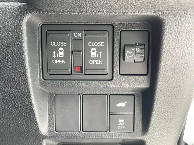 ホンダ ステップワゴン スパーダ eHEV 群馬県 2023(令5)年 2.4万km プラチナホワイトパール HondaSENSING/・衝突軽減ブレーキ/・先行車発信お知らせ機能/・路外逸脱抑制機能/・車線維持支援機能/・標識認識支援機能/・アダプティブクルーズコントロール/・ブラインドスポットインフォメーション/純正9インチナビ/（CD/DVD/ipod/Bluetooth/フルセグ）/10.1インチフリップダウンモニター/ＡｎｄｒｏｉｄＡｕｔｏ対応/ＡｐｐｌｅＣａｒＰｌａｙ対応/バックカメラ/両側パワースライドドア/パワーバックドア/ハーフレザーシート/プッシュスタート/アイドリングストップ/前席シートヒーター/ダブルエアコン/オートライト/ETC/前方ドライブレコーダー/ステアリングスイッチ/ドアバイザー/純正フロアマット/純正16インチAW/F/Rコーナーセンサー/保証書/取扱説明書/スペアキー×1