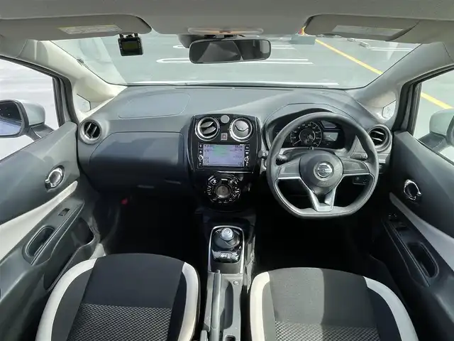 日産 ノート e－パワー X 東京都 2018(平30)年 2.6万km ブリリアントシルバー 走行支援/踏み間違い衝突防止アシスト/低速衝突軽減ブレーキ/LDW（車線逸脱警報）/インテリジェントエマージェンシーブレーキ/純正メモリーナビ（MM317D-W)/バックカメラ/ドライブレコーダー（DRY-ST2000)/ETC/エンジンプッシュボタン/スマートキー/電動格納ミラー/純正マット/スペアキー１本/保証書・取説