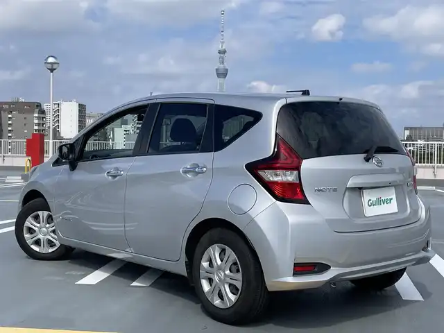 日産 ノート e－パワー X 東京都 2018(平30)年 2.6万km ブリリアントシルバー 走行支援/踏み間違い衝突防止アシスト/低速衝突軽減ブレーキ/LDW（車線逸脱警報）/インテリジェントエマージェンシーブレーキ/純正メモリーナビ（MM317D-W)/バックカメラ/ドライブレコーダー（DRY-ST2000)/ETC/エンジンプッシュボタン/スマートキー/電動格納ミラー/純正マット/スペアキー１本/保証書・取説
