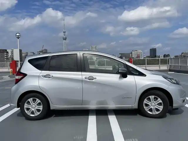 日産 ノート e－パワー X 東京都 2018(平30)年 2.6万km ブリリアントシルバー 走行支援/踏み間違い衝突防止アシスト/低速衝突軽減ブレーキ/LDW（車線逸脱警報）/インテリジェントエマージェンシーブレーキ/純正メモリーナビ（MM317D-W)/バックカメラ/ドライブレコーダー（DRY-ST2000)/ETC/エンジンプッシュボタン/スマートキー/電動格納ミラー/純正マット/スペアキー１本/保証書・取説
