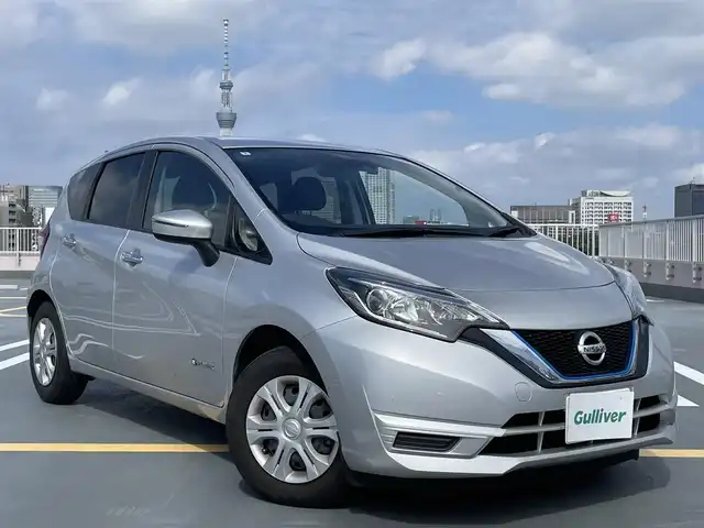 日産 ノート e－パワー X 東京都 2018(平30)年 2.6万km ブリリアントシルバー 走行支援/踏み間違い衝突防止アシスト/低速衝突軽減ブレーキ/LDW（車線逸脱警報）/インテリジェントエマージェンシーブレーキ/純正メモリーナビ（MM317D-W)/バックカメラ/ドライブレコーダー（DRY-ST2000)/ETC/エンジンプッシュボタン/スマートキー/電動格納ミラー/純正マット/スペアキー１本/保証書・取説