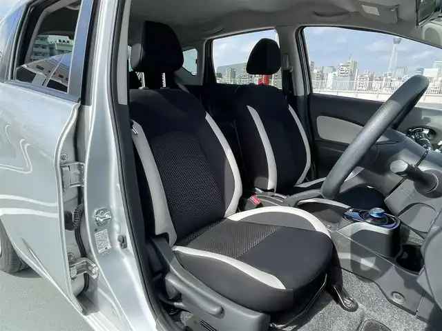 日産 ノート e－パワー X 東京都 2018(平30)年 2.6万km ブリリアントシルバー 走行支援/踏み間違い衝突防止アシスト/低速衝突軽減ブレーキ/LDW（車線逸脱警報）/インテリジェントエマージェンシーブレーキ/純正メモリーナビ（MM317D-W)/バックカメラ/ドライブレコーダー（DRY-ST2000)/ETC/エンジンプッシュボタン/スマートキー/電動格納ミラー/純正マット/スペアキー１本/保証書・取説