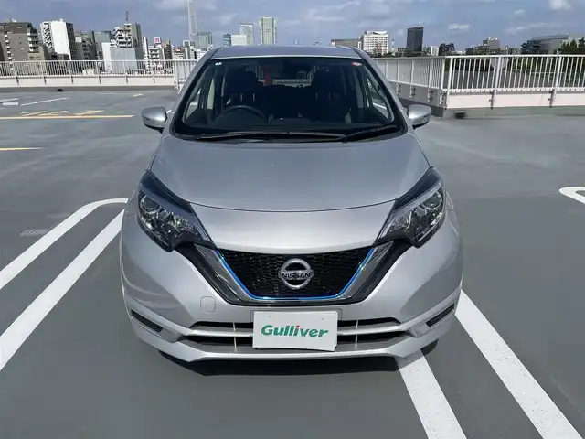 日産 ノート e－パワー X 東京都 2018(平30)年 2.6万km ブリリアントシルバー 走行支援/踏み間違い衝突防止アシスト/低速衝突軽減ブレーキ/LDW（車線逸脱警報）/インテリジェントエマージェンシーブレーキ/純正メモリーナビ（MM317D-W)/バックカメラ/ドライブレコーダー（DRY-ST2000)/ETC/エンジンプッシュボタン/スマートキー/電動格納ミラー/純正マット/スペアキー１本/保証書・取説
