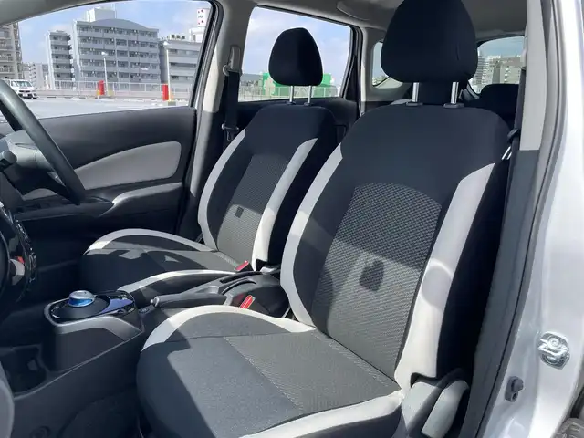 日産 ノート e－パワー X 東京都 2018(平30)年 2.6万km ブリリアントシルバー 走行支援/踏み間違い衝突防止アシスト/低速衝突軽減ブレーキ/LDW（車線逸脱警報）/インテリジェントエマージェンシーブレーキ/純正メモリーナビ（MM317D-W)/バックカメラ/ドライブレコーダー（DRY-ST2000)/ETC/エンジンプッシュボタン/スマートキー/電動格納ミラー/純正マット/スペアキー１本/保証書・取説
