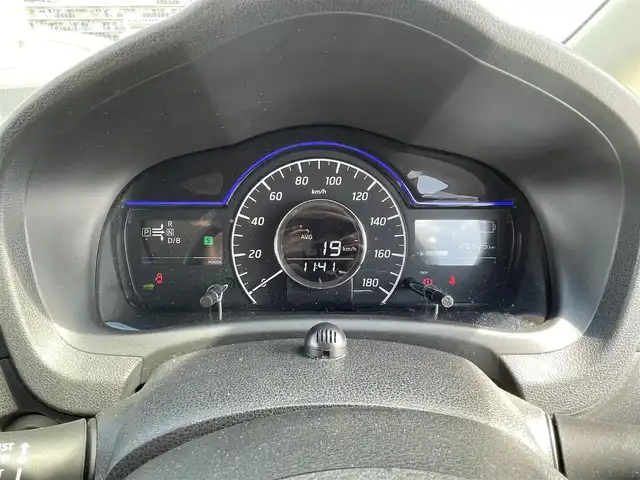 日産 ノート e－パワー X 東京都 2018(平30)年 2.6万km ブリリアントシルバー 走行支援/踏み間違い衝突防止アシスト/低速衝突軽減ブレーキ/LDW（車線逸脱警報）/インテリジェントエマージェンシーブレーキ/純正メモリーナビ（MM317D-W)/バックカメラ/ドライブレコーダー（DRY-ST2000)/ETC/エンジンプッシュボタン/スマートキー/電動格納ミラー/純正マット/スペアキー１本/保証書・取説
