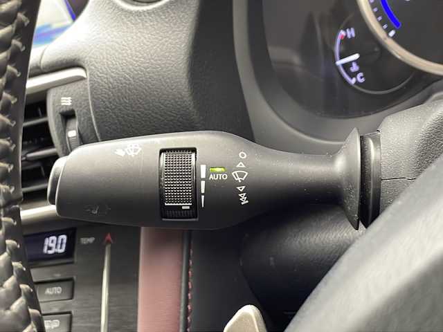レクサス ＩＳ 300h バージョンL 千葉県 2018(平30)年 2.7万km ソニックチタニウム 衝突軽減ブレーキ/レーダークルーズコントロール/レーンキープアシスト/純正メーカーナビ/BT フルセグ CD DVD ブルーレイ/バックカメラ/ビルトインETC/ブラインドスポットモニター/コーナーセンサー/前後ドライブレコーダー/パドルシフト/リアオートサンシェード/黒赤革シート/前席エアーシート/シートヒーター/オートライト/オートハイビーム/LEDヘッドライト/純正フロアマット/純正アルミホイール/プッシュスタート/スマートキー