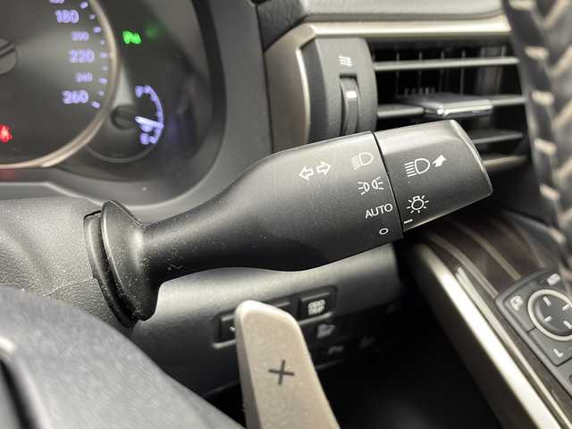 レクサス ＩＳ 300h バージョンL 千葉県 2018(平30)年 2.7万km ソニックチタニウム 衝突軽減ブレーキ/レーダークルーズコントロール/レーンキープアシスト/純正メーカーナビ/BT フルセグ CD DVD ブルーレイ/バックカメラ/ビルトインETC/ブラインドスポットモニター/コーナーセンサー/前後ドライブレコーダー/パドルシフト/リアオートサンシェード/黒赤革シート/前席エアーシート/シートヒーター/オートライト/オートハイビーム/LEDヘッドライト/純正フロアマット/純正アルミホイール/プッシュスタート/スマートキー