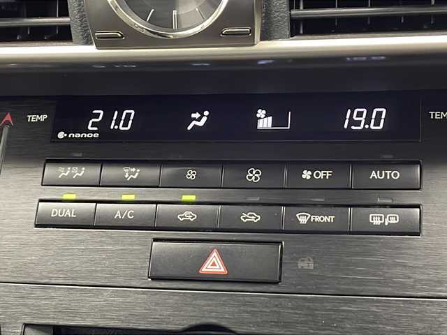 レクサス ＩＳ 300h バージョンL 千葉県 2018(平30)年 2.7万km ソニックチタニウム 衝突軽減ブレーキ/レーダークルーズコントロール/レーンキープアシスト/純正メーカーナビ/BT フルセグ CD DVD ブルーレイ/バックカメラ/ビルトインETC/ブラインドスポットモニター/コーナーセンサー/前後ドライブレコーダー/パドルシフト/リアオートサンシェード/黒赤革シート/前席エアーシート/シートヒーター/オートライト/オートハイビーム/LEDヘッドライト/純正フロアマット/純正アルミホイール/プッシュスタート/スマートキー