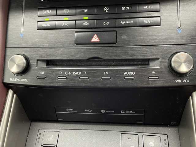 レクサス ＩＳ 300h バージョンL 千葉県 2018(平30)年 2.7万km ソニックチタニウム 衝突軽減ブレーキ/レーダークルーズコントロール/レーンキープアシスト/純正メーカーナビ/BT フルセグ CD DVD ブルーレイ/バックカメラ/ビルトインETC/ブラインドスポットモニター/コーナーセンサー/前後ドライブレコーダー/パドルシフト/リアオートサンシェード/黒赤革シート/前席エアーシート/シートヒーター/オートライト/オートハイビーム/LEDヘッドライト/純正フロアマット/純正アルミホイール/プッシュスタート/スマートキー
