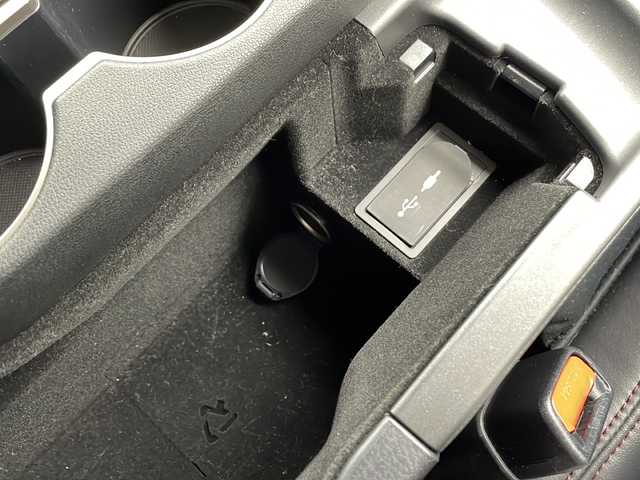 レクサス ＩＳ 300h バージョンL 千葉県 2018(平30)年 2.7万km ソニックチタニウム 衝突軽減ブレーキ/レーダークルーズコントロール/レーンキープアシスト/純正メーカーナビ/BT フルセグ CD DVD ブルーレイ/バックカメラ/ビルトインETC/ブラインドスポットモニター/コーナーセンサー/前後ドライブレコーダー/パドルシフト/リアオートサンシェード/黒赤革シート/前席エアーシート/シートヒーター/オートライト/オートハイビーム/LEDヘッドライト/純正フロアマット/純正アルミホイール/プッシュスタート/スマートキー