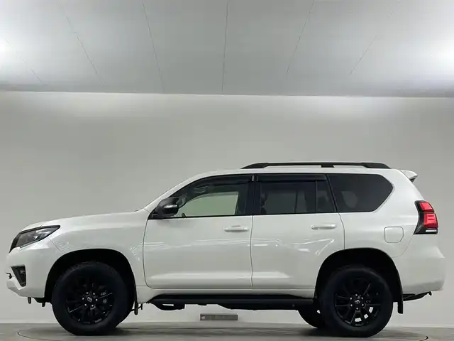 トヨタ ランドクルーザー プラド TX Lパッケージ ブラックED 埼玉県 2023(令5)年 0.7万km ホワイトパールクリスタルシャイン サンルーフ　純正９型ナビ　全方位カメラ　シートヒーター　エアシート　ＬＥＤヘッドライト　ＢＳＭ　ＥＴＣ　フルセグ　追従走行　ＭＴモード付ＡＴ　電動格納サードシート　ルーフレール　オートハイビーム