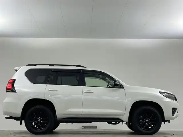 トヨタ ランドクルーザー プラド TX Lパッケージ ブラックED 埼玉県 2023(令5)年 0.7万km ホワイトパールクリスタルシャイン サンルーフ　純正９型ナビ　全方位カメラ　シートヒーター　エアシート　ＬＥＤヘッドライト　ＢＳＭ　ＥＴＣ　フルセグ　追従走行　ＭＴモード付ＡＴ　電動格納サードシート　ルーフレール　オートハイビーム