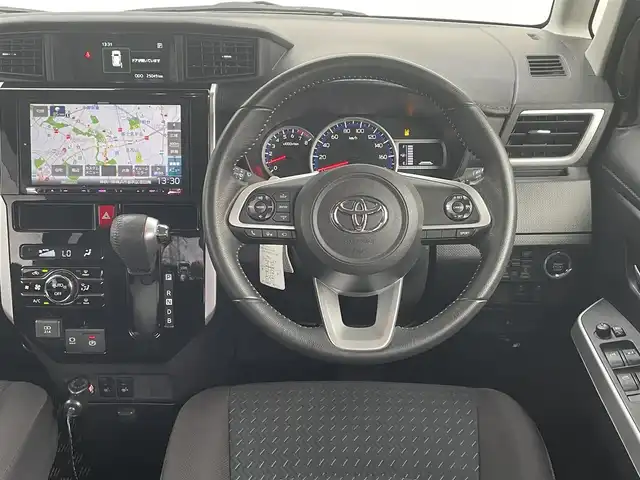 トヨタ ルーミー カスタムG－T 神奈川県 2022(令4)年 2.5万km パールホワイトⅢ ワンオーナー/社外９インチSDナビ・フルセグ・DVD・CD・SD・MSV・USB・Bluetoorh/アラウンドビューカメラ/ビルトインETC/革巻きステアリング/ステアリングリモコン/クルーズコントロール/社外ミラー型ドライブレコーダー/オートホールドメモリー機能/スマートアシスト/前席シートヒーター/シートバックテーブル（運転席・助手席背面）/純正１５インチアルミ/フロアマット/ドアバイザー/新車時保証書/取扱説明書/スマートキー×2