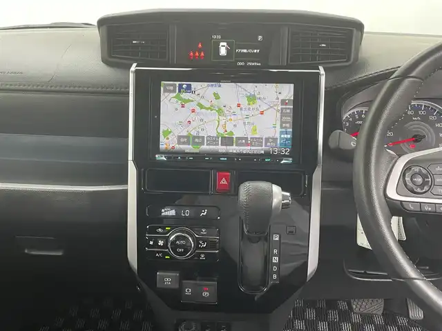 トヨタ ルーミー カスタムG－T 神奈川県 2022(令4)年 2.5万km パールホワイトⅢ ワンオーナー/社外９インチSDナビ・フルセグ・DVD・CD・SD・MSV・USB・Bluetoorh/アラウンドビューカメラ/ビルトインETC/革巻きステアリング/ステアリングリモコン/クルーズコントロール/社外ミラー型ドライブレコーダー/オートホールドメモリー機能/スマートアシスト/前席シートヒーター/シートバックテーブル（運転席・助手席背面）/純正１５インチアルミ/フロアマット/ドアバイザー/新車時保証書/取扱説明書/スマートキー×2