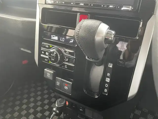 トヨタ ルーミー カスタムG－T 神奈川県 2022(令4)年 2.5万km パールホワイトⅢ ワンオーナー/社外９インチSDナビ・フルセグ・DVD・CD・SD・MSV・USB・Bluetoorh/アラウンドビューカメラ/ビルトインETC/革巻きステアリング/ステアリングリモコン/クルーズコントロール/社外ミラー型ドライブレコーダー/オートホールドメモリー機能/スマートアシスト/前席シートヒーター/シートバックテーブル（運転席・助手席背面）/純正１５インチアルミ/フロアマット/ドアバイザー/新車時保証書/取扱説明書/スマートキー×2