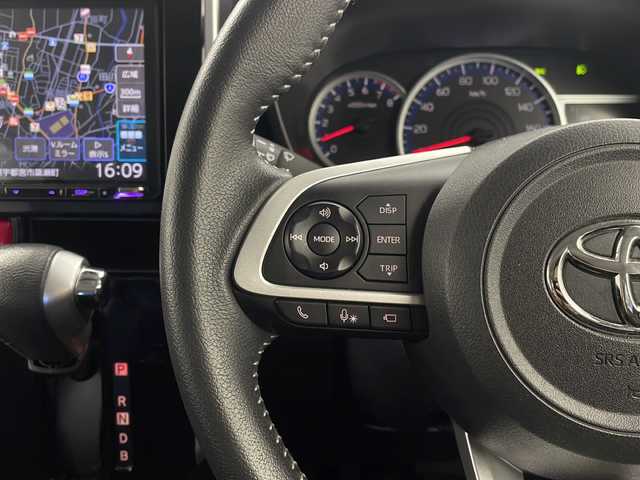 トヨタ ルーミー カスタムG－T 栃木県 2022(令4)年 2.5万km パールホワイトⅢ ワンオーナー/社外９インチSDナビ・フルセグ・DVD・CD・SD・MSV・USB・Bluetoorh/アラウンドビューカメラ/ビルトインETC/革巻きステアリング/ステアリングリモコン/クルーズコントロール/社外ミラー型ドライブレコーダー/オートホールドメモリー機能/スマートアシスト/前席シートヒーター/シートバックテーブル（運転席・助手席背面）/純正１５インチアルミ/フロアマット/ドアバイザー/新車時保証書/取扱説明書/スマートキー×2