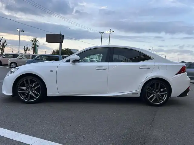 レクサス ＩＳ 300h Fスポーツ 愛媛県 2014(平26)年 8.9万km ホワイトノーヴァガラスフレーク 純正ナビ（Bluetooth/フルセグTV）/バックカメラ/クルーズコントロール/ETC/サンルーフ/前方ドライブレコーダー/パドルシフト/ブラックハーフレザー/シートヒーター/純正18インチアルミホイール/純正フロアマット/パワーシート/LEDヘッドライト/フォグランプ/ABS/カーテンエアバッグ