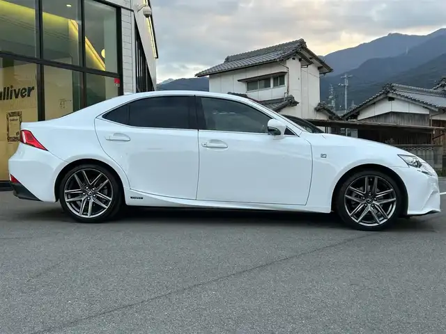 レクサス ＩＳ 300h Fスポーツ 愛媛県 2014(平26)年 8.9万km ホワイトノーヴァガラスフレーク 純正ナビ（Bluetooth/フルセグTV）/バックカメラ/クルーズコントロール/ETC/サンルーフ/前方ドライブレコーダー/パドルシフト/ブラックハーフレザー/シートヒーター/純正18インチアルミホイール/純正フロアマット/パワーシート/LEDヘッドライト/フォグランプ/ABS/カーテンエアバッグ