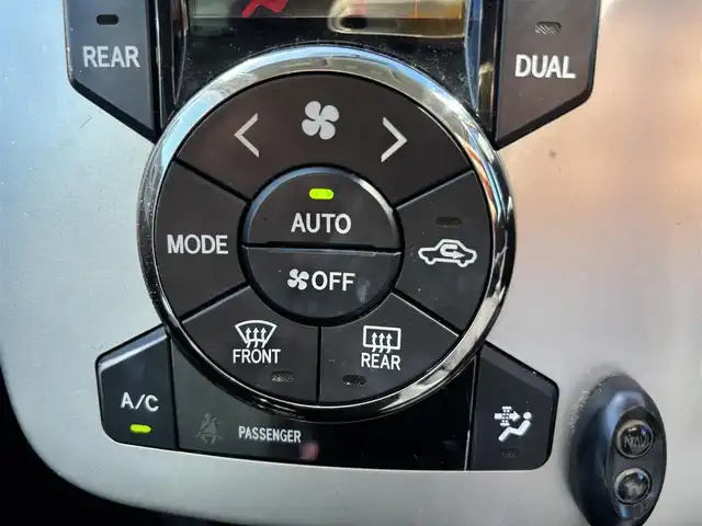 トヨタ ノア Si 福岡県 2011(平23)年 7.3万km ホワイトパールクリスタルシャイン プッシュスタートボタン/スマートキー/HDDナビ/Bluetoothオーディオ/ワンセグTV/バックカメラ/ETC/純正アルミホイール