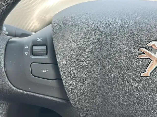 プジョー ２０８ スタイル 愛知県 2018(平30)年 3.4万km 白 純正ディスプレイオーディオ/Bluetooth/バックカメラ/クルーズコントロール/ETC/ウィンカーミラー/フォグライト/社外フロアマット