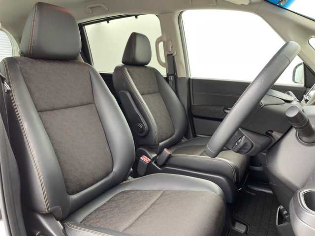 ホンダ フリード クロスター 大阪府 2023(令5)年 1.1万km プラチナホワイトパール ホンダセンシング/　・衝突軽減ブレーキ（CMBS）/　・誤発進抑制機能/　・車線維持支援システム（LKAS）/　・渋滞追従機能付ACC/　・歩行者事故低減ステアリング/　・標識認識機能/　・路外逸脱抑制機能/社外メモリナビ【CD/DVD/Bluetooth/HDMI/フルセグ】/バックカメラ/両側パワースライドドア/D/N席シートヒーター/ハーフレザーシート/ETC/コーナーセンサー（後方）/フォグランプ/フロアマット