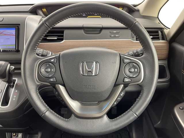 ホンダ フリード クロスター 大阪府 2023(令5)年 1.1万km プラチナホワイトパール ホンダセンシング/　・衝突軽減ブレーキ（CMBS）/　・誤発進抑制機能/　・車線維持支援システム（LKAS）/　・渋滞追従機能付ACC/　・歩行者事故低減ステアリング/　・標識認識機能/　・路外逸脱抑制機能/社外メモリナビ【CD/DVD/Bluetooth/HDMI/フルセグ】/バックカメラ/両側パワースライドドア/D/N席シートヒーター/ハーフレザーシート/ETC/コーナーセンサー（後方）/フォグランプ/フロアマット