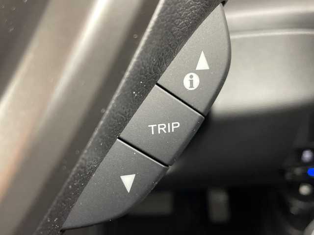 ホンダ フリード クロスター 大阪府 2023(令5)年 1.1万km プラチナホワイトパール ホンダセンシング/　・衝突軽減ブレーキ（CMBS）/　・誤発進抑制機能/　・車線維持支援システム（LKAS）/　・渋滞追従機能付ACC/　・歩行者事故低減ステアリング/　・標識認識機能/　・路外逸脱抑制機能/社外メモリナビ【CD/DVD/Bluetooth/HDMI/フルセグ】/バックカメラ/両側パワースライドドア/D/N席シートヒーター/ハーフレザーシート/ETC/コーナーセンサー（後方）/フォグランプ/フロアマット