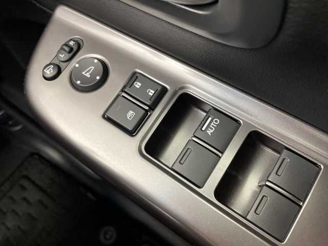 ホンダ フリード クロスター 大阪府 2023(令5)年 1.1万km プラチナホワイトパール ホンダセンシング/　・衝突軽減ブレーキ（CMBS）/　・誤発進抑制機能/　・車線維持支援システム（LKAS）/　・渋滞追従機能付ACC/　・歩行者事故低減ステアリング/　・標識認識機能/　・路外逸脱抑制機能/社外メモリナビ【CD/DVD/Bluetooth/HDMI/フルセグ】/バックカメラ/両側パワースライドドア/D/N席シートヒーター/ハーフレザーシート/ETC/コーナーセンサー（後方）/フォグランプ/フロアマット