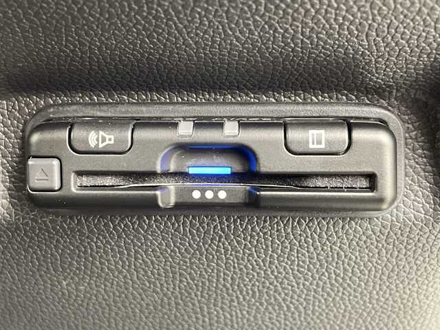 ホンダ フリード クロスター 大阪府 2023(令5)年 1.1万km プラチナホワイトパール ホンダセンシング/　・衝突軽減ブレーキ（CMBS）/　・誤発進抑制機能/　・車線維持支援システム（LKAS）/　・渋滞追従機能付ACC/　・歩行者事故低減ステアリング/　・標識認識機能/　・路外逸脱抑制機能/社外メモリナビ【CD/DVD/Bluetooth/HDMI/フルセグ】/バックカメラ/両側パワースライドドア/D/N席シートヒーター/ハーフレザーシート/ETC/コーナーセンサー（後方）/フォグランプ/フロアマット