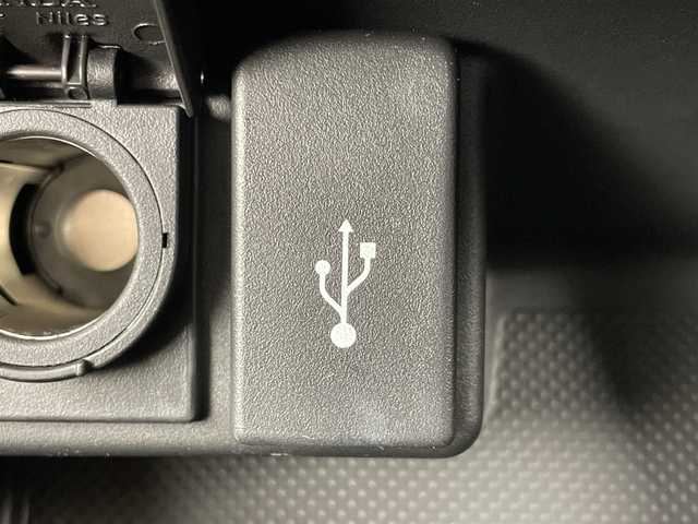 ホンダ フリード クロスター 大阪府 2023(令5)年 1.1万km プラチナホワイトパール ホンダセンシング/　・衝突軽減ブレーキ（CMBS）/　・誤発進抑制機能/　・車線維持支援システム（LKAS）/　・渋滞追従機能付ACC/　・歩行者事故低減ステアリング/　・標識認識機能/　・路外逸脱抑制機能/社外メモリナビ【CD/DVD/Bluetooth/HDMI/フルセグ】/バックカメラ/両側パワースライドドア/D/N席シートヒーター/ハーフレザーシート/ETC/コーナーセンサー（後方）/フォグランプ/フロアマット