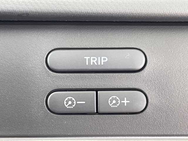 ホンダ フリード クロスター 大阪府 2023(令5)年 1.1万km プラチナホワイトパール ホンダセンシング/　・衝突軽減ブレーキ（CMBS）/　・誤発進抑制機能/　・車線維持支援システム（LKAS）/　・渋滞追従機能付ACC/　・歩行者事故低減ステアリング/　・標識認識機能/　・路外逸脱抑制機能/社外メモリナビ【CD/DVD/Bluetooth/HDMI/フルセグ】/バックカメラ/両側パワースライドドア/D/N席シートヒーター/ハーフレザーシート/ETC/コーナーセンサー（後方）/フォグランプ/フロアマット