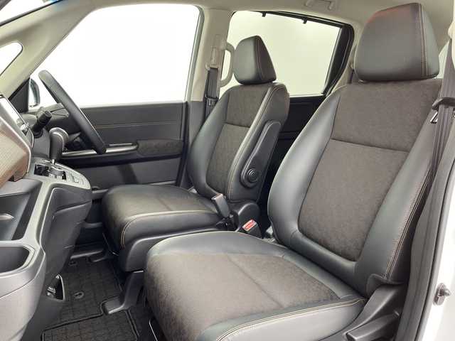 ホンダ フリード クロスター 大阪府 2023(令5)年 1.1万km プラチナホワイトパール ホンダセンシング/　・衝突軽減ブレーキ（CMBS）/　・誤発進抑制機能/　・車線維持支援システム（LKAS）/　・渋滞追従機能付ACC/　・歩行者事故低減ステアリング/　・標識認識機能/　・路外逸脱抑制機能/社外メモリナビ【CD/DVD/Bluetooth/HDMI/フルセグ】/バックカメラ/両側パワースライドドア/D/N席シートヒーター/ハーフレザーシート/ETC/コーナーセンサー（後方）/フォグランプ/フロアマット