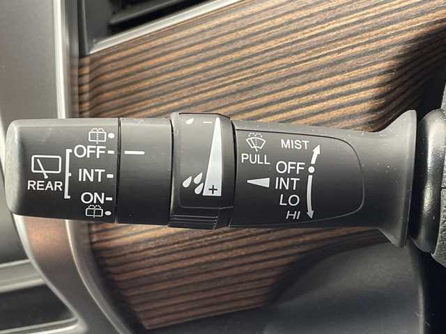 ホンダ フリード クロスター 大阪府 2023(令5)年 1.1万km プラチナホワイトパール ホンダセンシング/　・衝突軽減ブレーキ（CMBS）/　・誤発進抑制機能/　・車線維持支援システム（LKAS）/　・渋滞追従機能付ACC/　・歩行者事故低減ステアリング/　・標識認識機能/　・路外逸脱抑制機能/社外メモリナビ【CD/DVD/Bluetooth/HDMI/フルセグ】/バックカメラ/両側パワースライドドア/D/N席シートヒーター/ハーフレザーシート/ETC/コーナーセンサー（後方）/フォグランプ/フロアマット