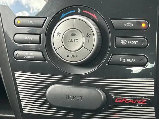 マツダ ビアンテ グランツ スカイアクティブ 大阪府 2013(平25)年 9.3万km ラディアントエボニーマイカ (株)IDOMが運営する【じしゃロン東大阪店】の自社ローン専用車両になりますこちらは現金またはオートローンご利用時の価格です。自社ローンご希望の方は別途その旨お申付け下さい/ナビ【CA9PA】/バックカメラ /両側パワースライドドア /ETC /HID /MSV /フルセグTV /BT /パドルシフト /i-stop /スマートキー /16インチAW/リアスポイラー/メッキグリル /８人乗