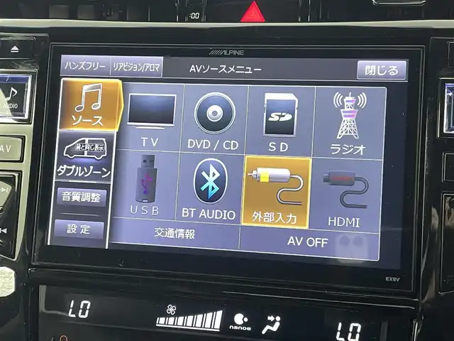 トヨタ ハリアー プレミアム 熊本県 2017(平29)年 6.6万km ホワイトパールクリスタルシャイン 禁煙車　/アルパイン9インチナビ（ＣＤ・ＤＶＤ・フルセグ・ＳＤ・ＵＳＢ）/バックカメラ　/社外前後ドライブレコーダー　/純正ビルトインＥＴＣ　/前後クリアランスソナー　/運転席パワーシート　/レーダークルーズコントロール/衝突軽減ブレーキ/レーンキープアシスト/横滑り防止/アイドリングストップ/パワーバックドア/純正フロアマット/純正１８インチAW/オートライト/オートマチックハイビーム/LEDヘッドライト/フォグライト/スマートキー/プッシュスタート