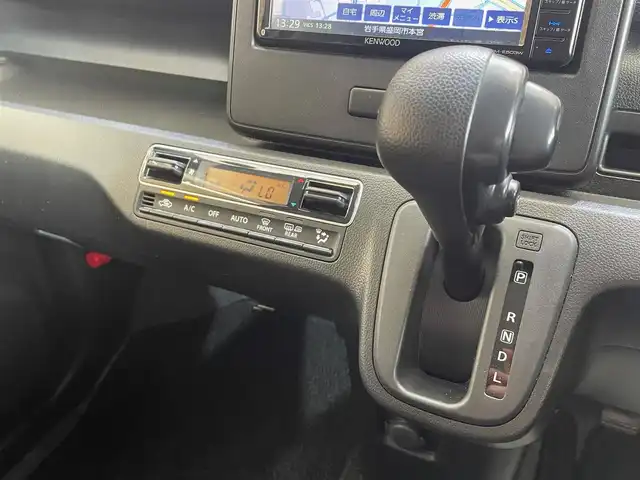 スズキ ワゴンＲ HYBRID FZ 岩手県 2018(平30)年 10.9万km ピュアホワイトP ４WD/カラーヘッドアップディスプレイ/シートヒーター/衝突被害軽減ブレーキ/レーンアシスト/バックカメラ/横滑り防止装置/純正ナビ（Bluetooth CD DVD USB フルセグ）/ETC/横滑り防止装置/オートハイビーム/LEDヘッドライト/純正１４インチアルミホイール/ドアミラーウインカー/ベンチシート