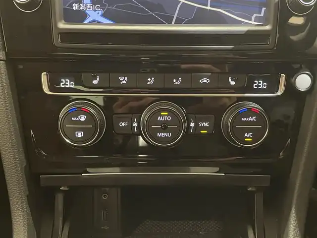 フォルクスワーゲン ゴルフ TSIハイライン 新潟県 2016(平28)年 0.4万km パシフィックブルーM オプション/レザーシートパッケージ/-パワーシート/-パワーランバーサポート/-シートヒーター/-シートアンダートレー/DCCパッケージ/-アダプティブシャシーコントロール/-17インチアルミホイール5ダブルスポーク/DiscoverProパッケージ/-純正ナビ(CD/DVD/Bluetooth/USB/フルセグTV)/-ETC2.0/主要装備/プリクラッシュブレーキシステム/レーンキープアシストシステム/ブラインドスポットディテクション/ドライブレコーダー/HIDヘッドライト/コーナーセンサー/バックカメラ