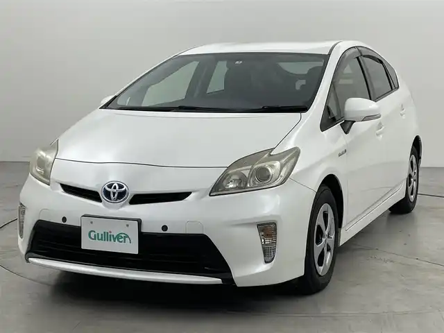 トヨタ プリウス S 福岡県 2013(平25)年 3.3万km ホワイトパールクリスタルシャイン 純正ナビ　/バックカメラ　/ＥＴＣ　/前方ドライブレコーダー　/プッシュスタート　/スマートキー　/コーナーセンサー　/電動格納式ドアミラー　/ステアリングリモコン　/純正フロアマット　/純正ドアバイザー　/オートライト