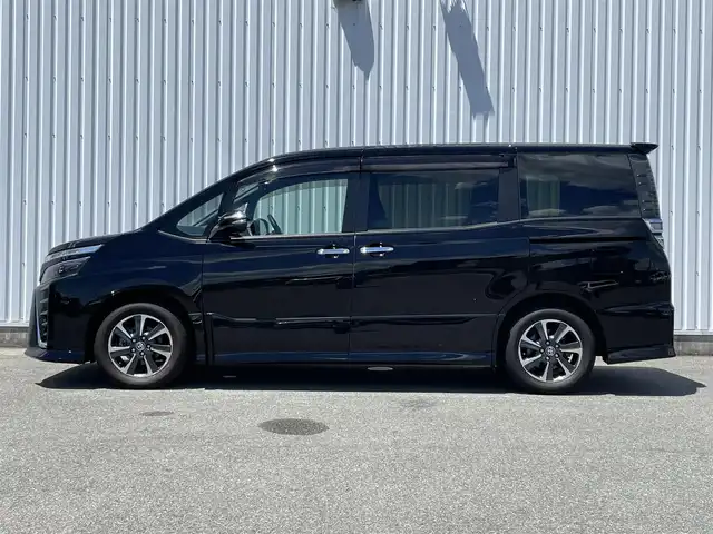 トヨタ ヴォクシー ZS 煌Ⅲ 福岡県 2020(令2)年 3.8万km ブラック ケンウッド８型ナビ（ＭDＶ－Ｓ７０７Ｌ）/社外フリップダウンモニター　/フルセグＴＶ　/バックモニター　/両側パワースライドドア　/トヨタセーフティセンス　/ＬＥＤヘッドライト　/ＥＴＣ　/ハーフレザーシート/純正16インチアルミ/スマートキー/プッシュスタート