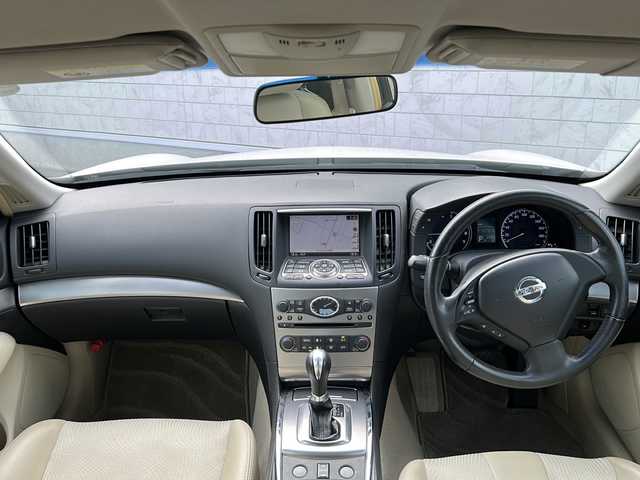 日産 スカイライン 250GT 福岡県 2012(平24)年 4.8万km クリスタルホワイトパール (株)IDOMが運営する【じしゃロン八幡西店】の自社ローン専用車両になります。こちらは現金またはオートローンご利用時の価格です。自社ローンご希望の方は別途その旨お申付け下さい/社外ナビ/　　BT/CD/DVD/フルセグ/バックカメラ/ハーフレザーシート/パワーシート/純正17インチアルミホイール/HIDオートライト/純正フロアマット/スマートキー/ETC